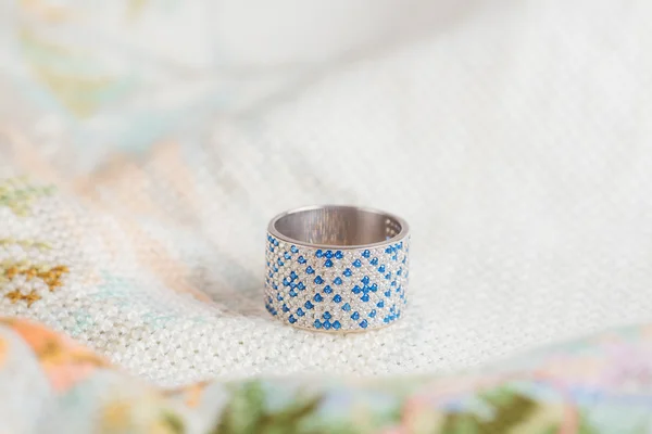 Anel de jóias finas com pedra preciosa azul — Fotografia de Stock