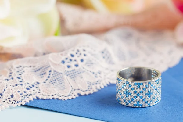 Sieraden met blauwe edelsteen ringen — Stockfoto