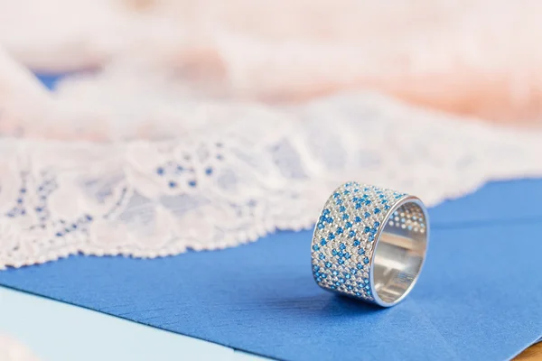 Δαχτυλίδια κοσμήματα με πολύτιμες πέτρες μπλε — Φωτογραφία Αρχείου