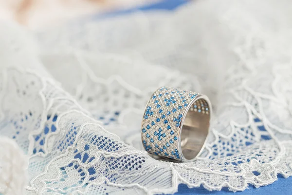 Bague à bijoux avec pierre bleue — Photo