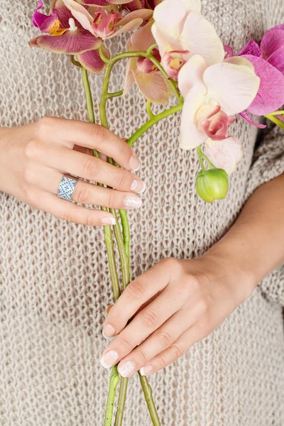 Mano de mujer con anillo de joyería azul —  Fotos de Stock