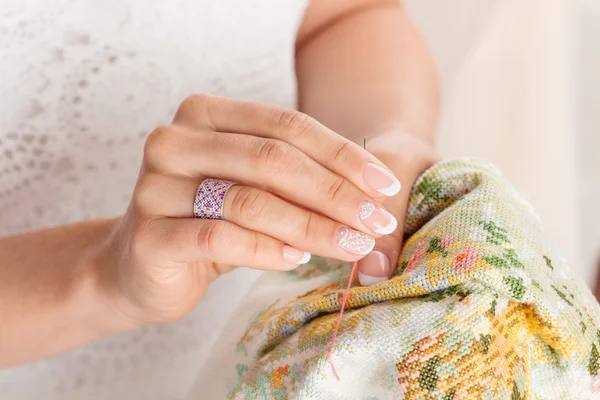 Mano de mujer con anillo de joyería rosa —  Fotos de Stock