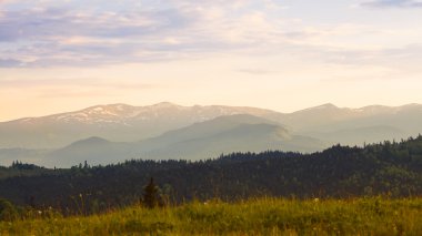 Gün batımında dağ manzarası