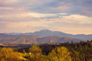 Gün batımında dağ manzarası