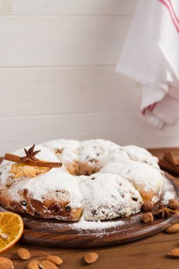 Noel stollen ve ahşap zemin üzerine baharat