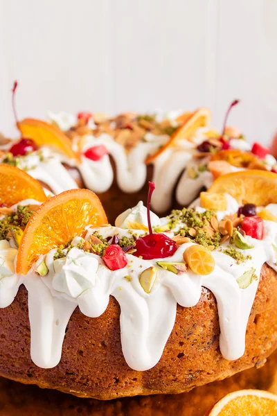 Closeup of bundt cake with shugar icing and fruit — Stock Photo, Image