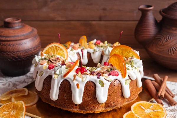 Decorated bundt cake on rustic background — Stock Photo, Image