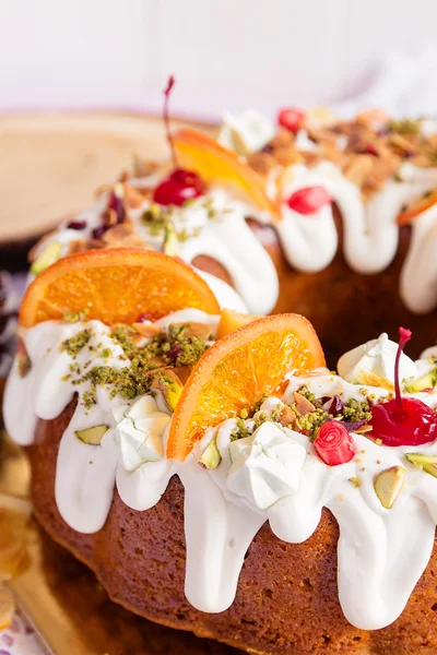 Closeup of bundt cake with shugar icing and fruit — Stock Photo, Image