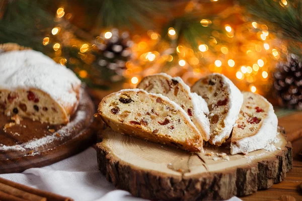 Stollen, traditioneller Weihnachtsgebäck — Stockfoto