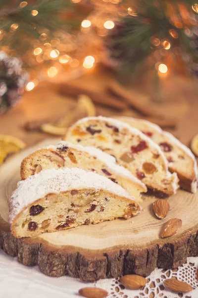 Stollen, traditioneller Weihnachtsgebäck — Stockfoto