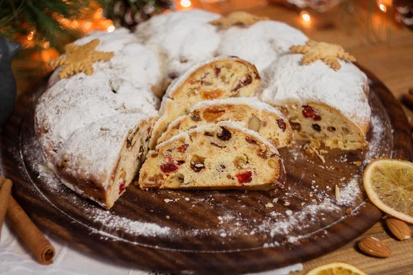 Stollen, traditioneller Weihnachtsgebäck — Stockfoto