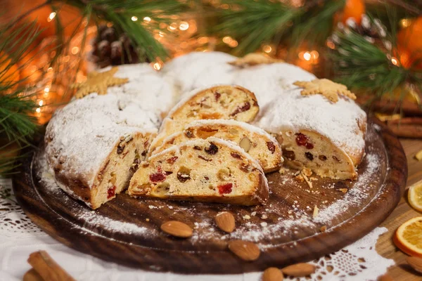 Stollen, hagyományos karácsonyi édes ünnep torta — Stock Fotó