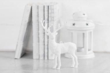 Geyik dekorasyonu ile beyaz Noel arka plan