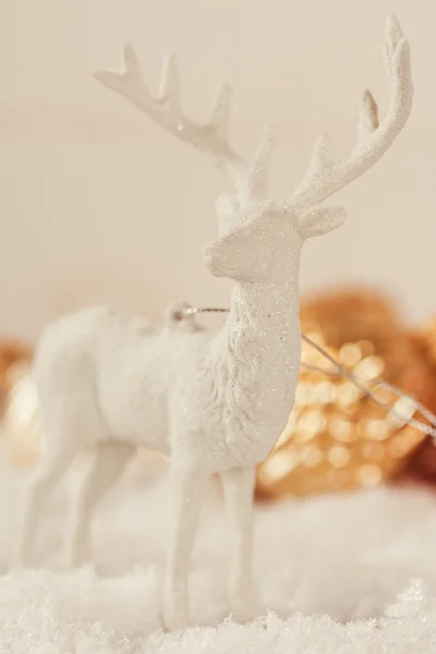 Primo piano bianco decorazione cervo di Natale — Foto Stock