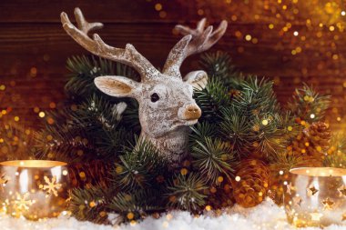 Parlatıcı ışıklarda geyik baş dekorasyonu ile Noel arka plan
