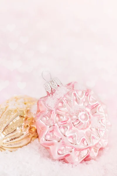 粉红色的仿古风格玻璃圣诞装饰品 — 图库照片