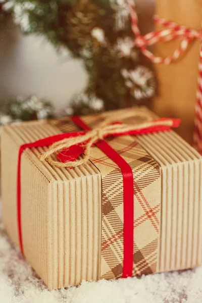 Regalos de Navidad con cinta roja —  Fotos de Stock