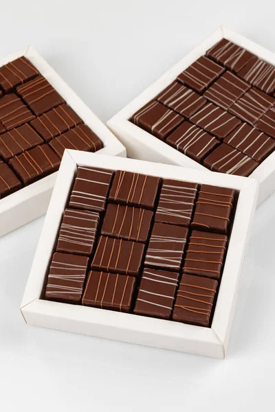 Assortiment Van Luxe Chocolade Bonbons Witte Doos Geïsoleerd Witte Achtergrond — Stockfoto