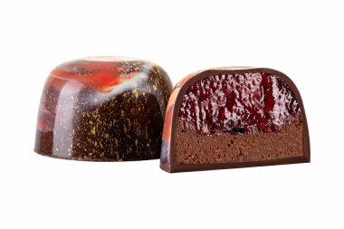 Lüks el yapımı bonbonu çikolatalı ganache ve böğürtlenli veya beyaz arka planda izole edilmiş meyve püresiyle kes. Seçkin bir el yapımı renkli şekerler. Çikolatacı için ürün konsepti