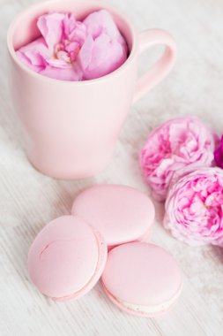 Beyaz ahşap zemin üzerinde ihale pembe macaroons