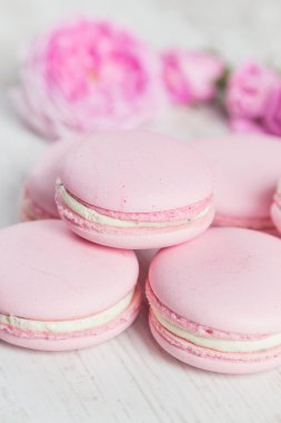 Gül desenli ahşap üzerine hafif pembe macaroons