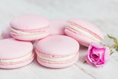 Beyaz ahşap zemin üzerinde ihale pembe macaroons