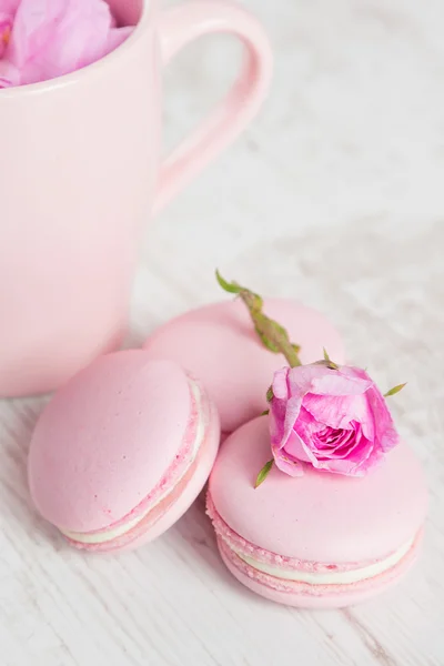 Macaroons rosa doce com rosa — Fotografia de Stock