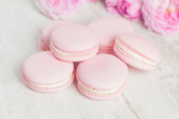 Macarrones rosados pastel con rosa, enfoque selectivo —  Fotos de Stock