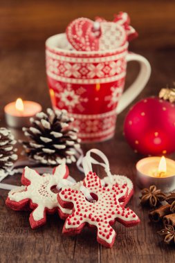 Yıldız şekilli gingerbread çerezleri Noel dekorasyonu ile