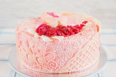 Çiçekli pembe düğün pastası