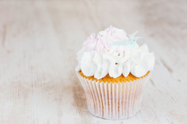 Eski püskü şık düğün cupcake