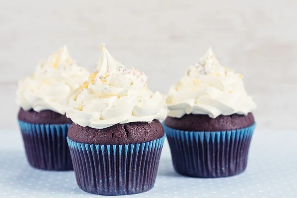 Cupcake al cioccolato fatto in casa con crema bianca — Foto Stock