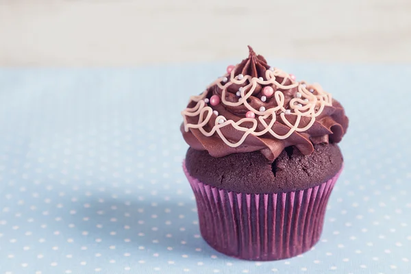 Pastel de chocolate casero sobre fondo de lunares azul — Foto de Stock