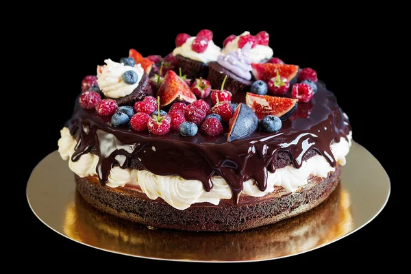 Gelaagde chocolate cake met vruchten. Geïsoleerd op zwart — Stockfoto