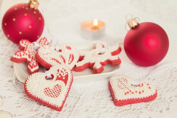 Biscuits au pain d'épice rouge avec décoration de Noël — Photo