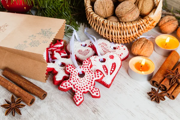 Homemade christmas gingerbread cookies and christmas decoration — Stock Photo, Image