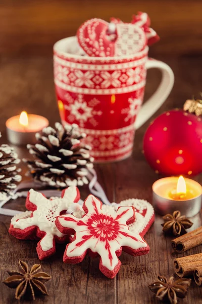 Sterren gevormde peperkoek cookies met decoratie van Kerstmis — Stockfoto