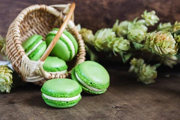 Macaroons verdes em fundo de madeira escura — Fotografia de Stock