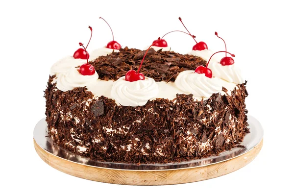 Gâteau de forêt noire décoré de crème fouettée et de cerises — Photo