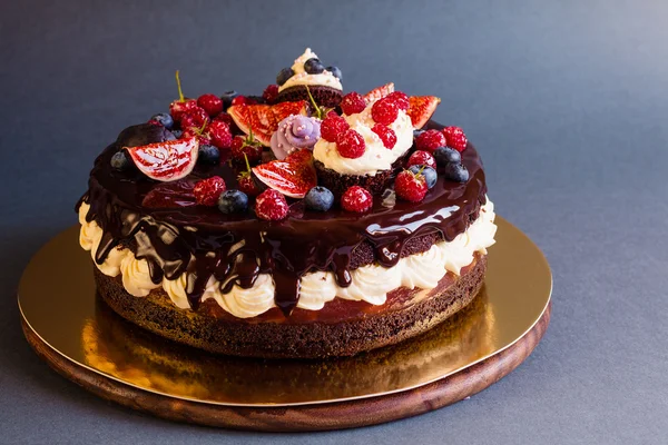 Bolo de chocolate em camadas com frutas — Fotografia de Stock