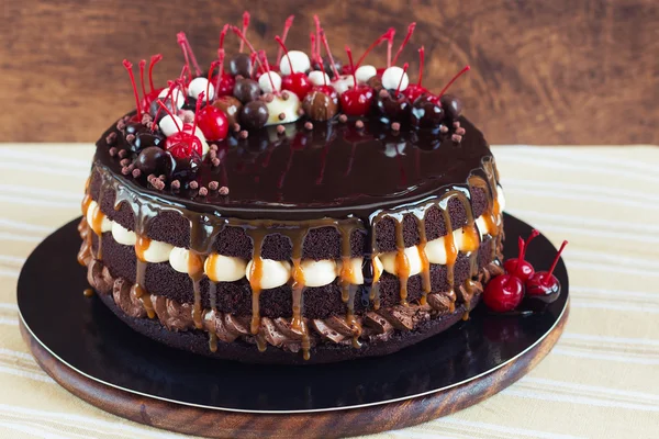 Bolo de chocolate em camadas com cerejas — Fotografia de Stock