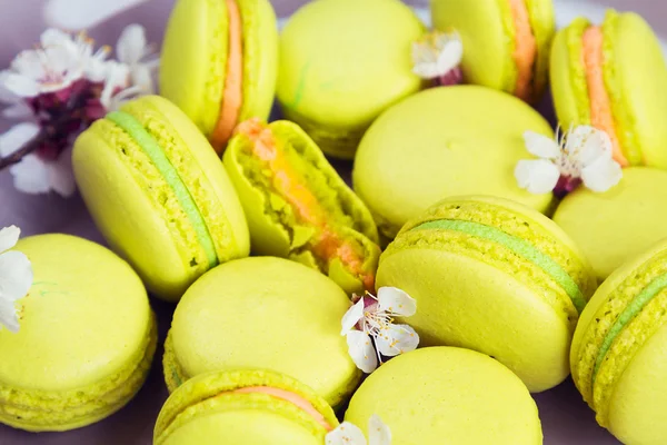 Macaroons amarelos na placa, foco seletivo — Fotografia de Stock