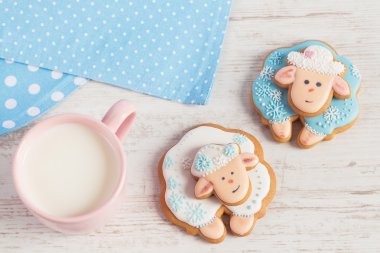 İki sevimli gingerbread koyun süt fincan ile