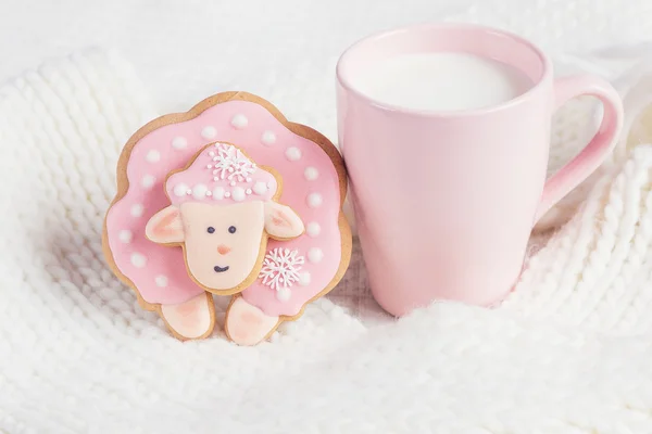 Pink gingerbread sheep with cup of milk on white knitted backgro — Stock Photo, Image