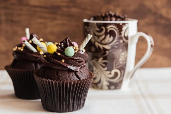 Chocolate cupcakes on rustic wooden background — Stock Photo, Image