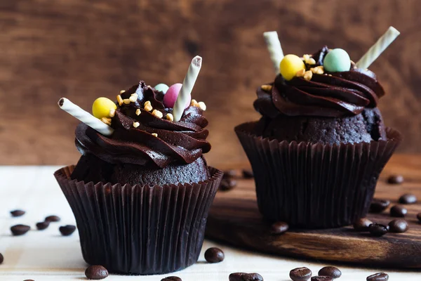 Cupcake al cioccolato su sfondo rustico in legno — Foto Stock