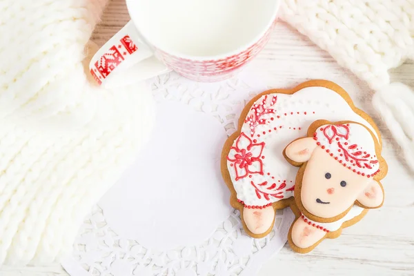 Pain d'épice de Noël moutons avec tasse de lait — Photo