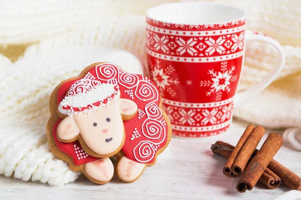 Rosso Natale pecora pan di zenzero con tazza di latte — Foto Stock