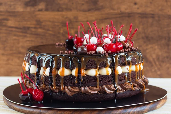 Pastel de chocolate en capas con cerezas — Foto de Stock