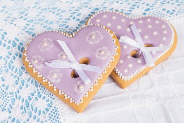 İki Mor Kalp şekli gingerbread çerezleri